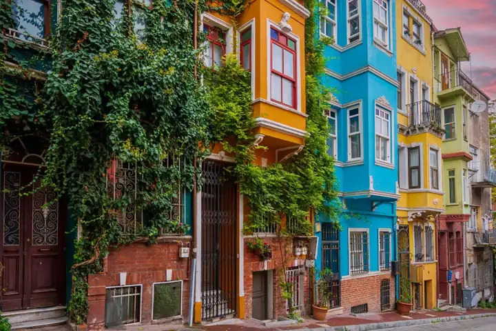 Case storiche dai colori pastello in una strada di Balat Istanbul