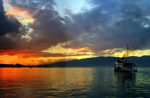 Vista del mare al tramonto con barca vicino all'Isola dei Principi a Istanbul
