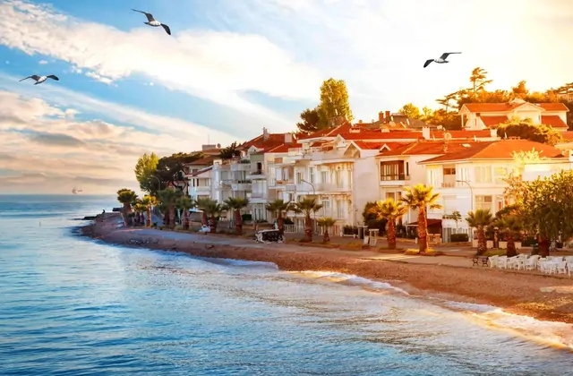 Case sul mare al tramonto sull'Isola dei Principi a Istanbul