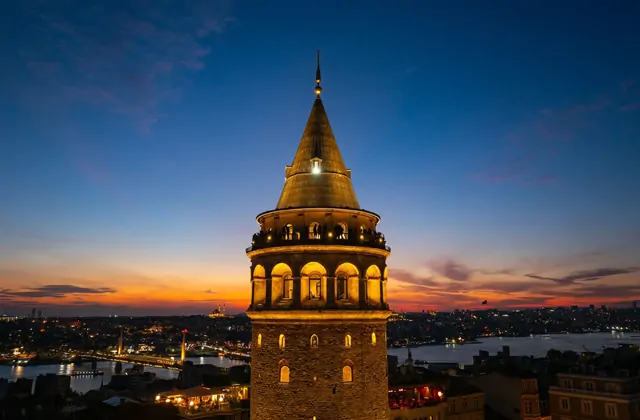 Vista notturna dello skyline con la Torre di Galata a Istanbul