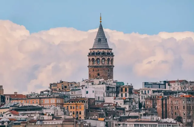 Vista dello skyline di Istanbul con la Torre di Galata