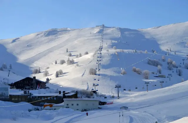 Montagne innevate nel comprensorio sciistico di Uludağ