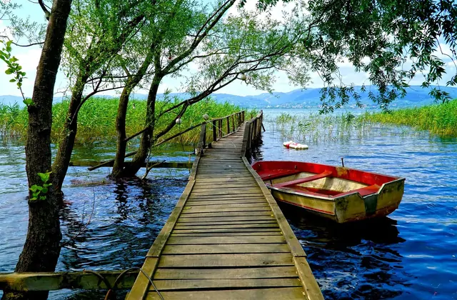 Molo in legno e piccola barca sul Lago Sapanca circondato dalla natura
