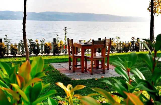 Area salotto in giardino con vista panoramica sul Lago Sapanca
