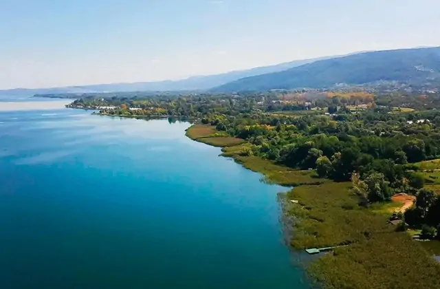 Vista aerea della riva del Lago Sapanca e del paesaggio circostante