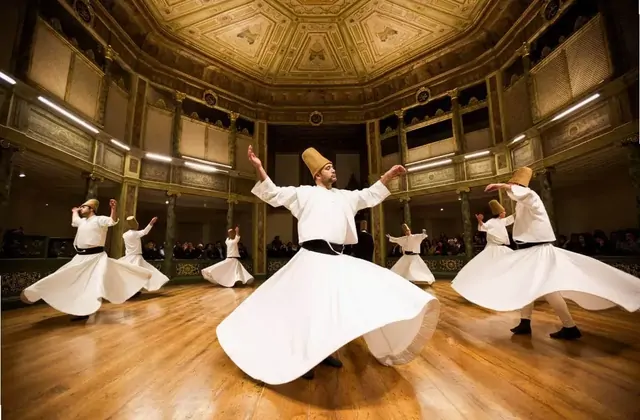 Espectáculo de danza sufí de los derviches giróvagos en Hodjapasha en Estambul