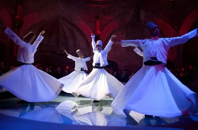 Actuación nocturna de derviches giróvagos en el centro cultural Hodjapasha en Estambul