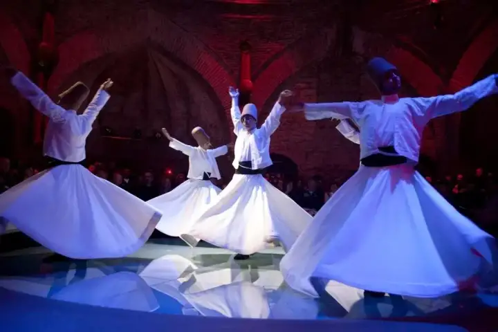 Actuación nocturna de derviches giróvagos en el centro cultural Hodjapasha en Estambul