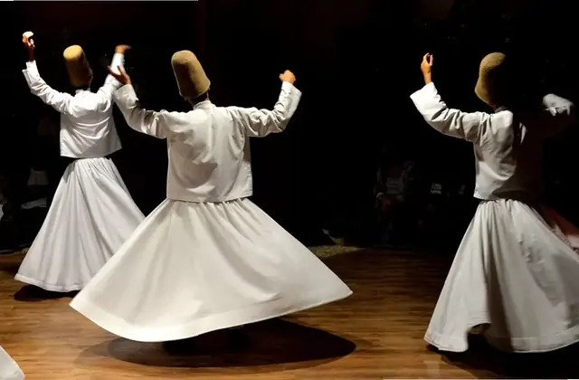 Espectáculo tradicional de Sema con derviches giróvagos en Hodjapasha en Estambul
