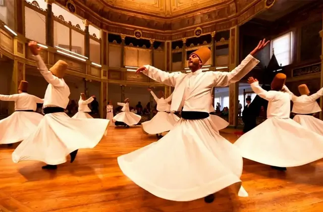 Ceremonia en vivo de derviches giróvagos en Hodjapasha en Estambul