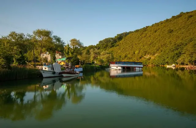 Vista panorámica de una barca junto al lago en Sile Agva rodeada de naturaleza verde