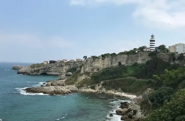 Vista de la costa rocosa y el faro en Sile junto al mar Negro