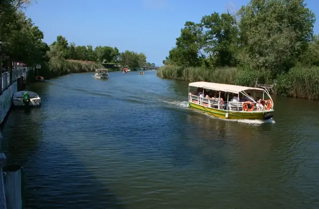 Vista de un paseo en barco por el tranquilo río en Sile Agva