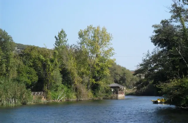 Paisaje natural del río en Sile Agva con árboles y agua tranquila