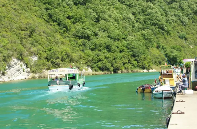 Vista del río turquesa y barca en la belleza natural de Sile Agva