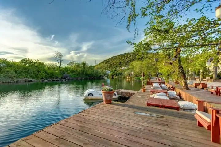 Vista de la terraza de un restaurante junto al río en Sile Agva con paisaje natural