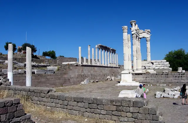 Vista del cortile del tempio nel sito archeologico dell'Acropoli di Pergamo