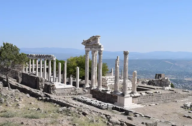 Vista panoramica delle rovine dell'Acropoli di Pergamo a Bergama in Turchia