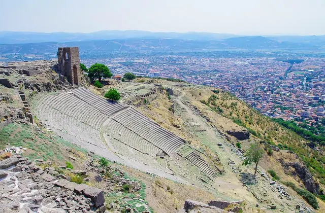 Vista del antiguo teatro en la ladera en el sitio arqueológico de Pérgamo en Turquía