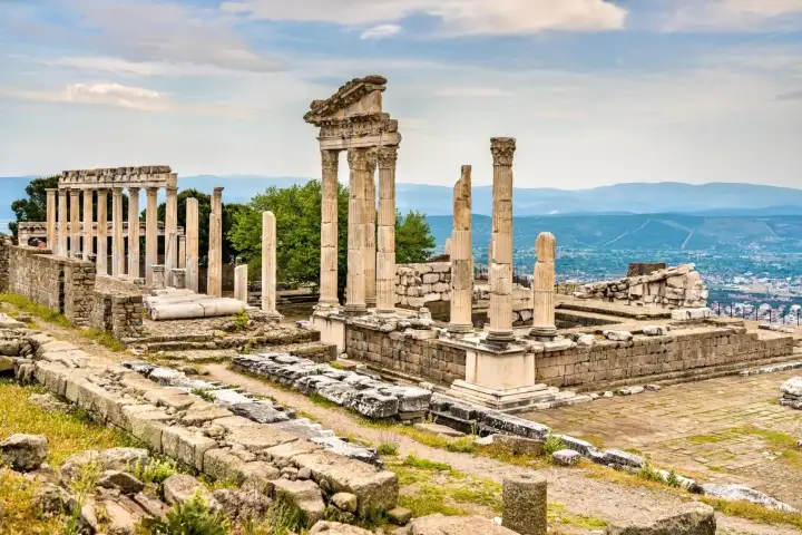 Vista de ruinas clásicas en la Acrópolis de Pérgamo en Bergama Turquía
