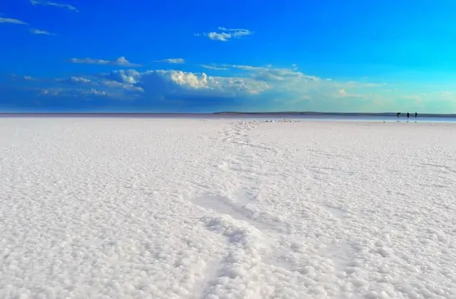 Panorama de sal blanca bajo cielo azul en el Lago Salado de Turquía