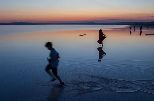 Vista de reflejos al atardecer en el Lago Salado de Turquía