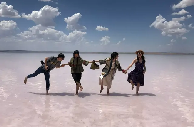 Amigos caminando sobre la llanura de sal en el Lago Salado de Turquía