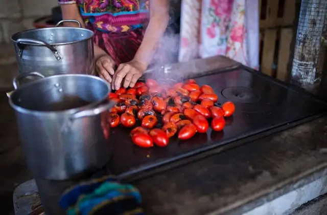 Preparación de tomates asados durante una clase de cocina en Capadocia