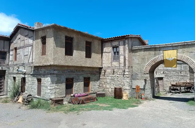 Vista delle storiche case in pietra durante l'Ertugrul Day Tour in Turchia