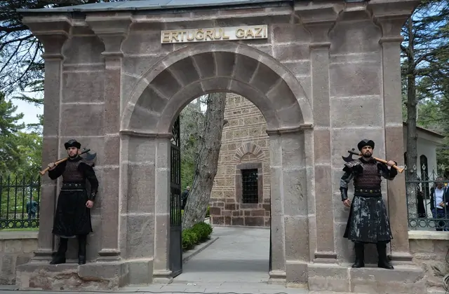 Porta ad arco tradizionale nel set storico dell'Ertugrul Day Tour in Turchia