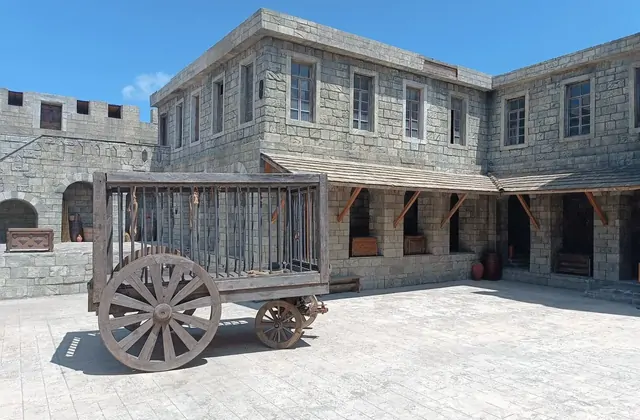 Vista del carro nel cortile dell'attrazione dell'Ertugrul Day Tour in Turchia
