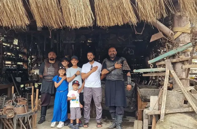 Foto di famiglia nel set tribale durante l'Ertugrul Day Tour in Turchia