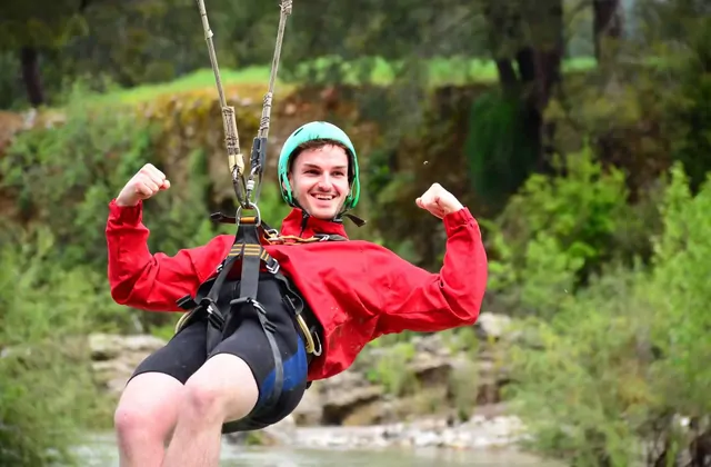 Avventura in zipline durante il tour combo rafting ad Antalya in Turchia
