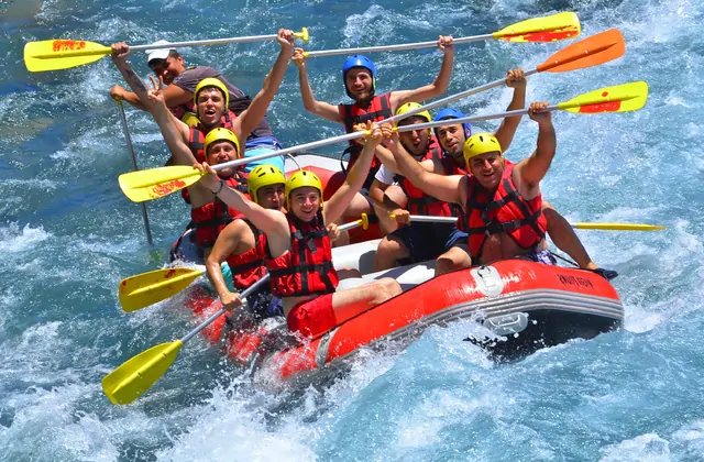 Divertimento di rafting di gruppo nel tour combo rafting di Antalya