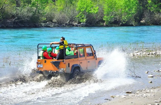 Attraversamento del fiume in jeep durante l'avventura combo rafting ad Antalya