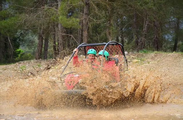 Giro in buggy nel fango durante il tour combo rafting di Antalya