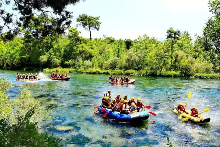 Panorámica de rafting en el río en el tour de aventura combinado de Antalya