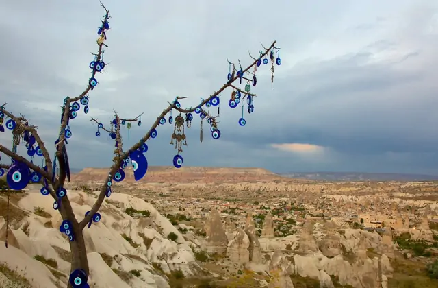 Alti camini delle fate appuntiti che si innalzano dal fondovalle della Valle dei Piccioni in Cappadocia, visitati durante il Green Tour. Queste iconiche formazioni vulcaniche in Turchia sono state modellate da secoli di erosione dopo le antiche eruzioni del Monte Erciyes.