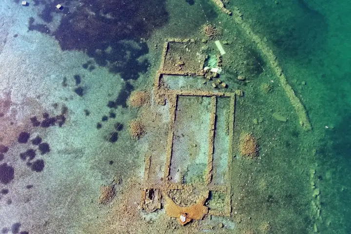 Vista aerea della basilica sommersa nel lago di Iznik in Turchia