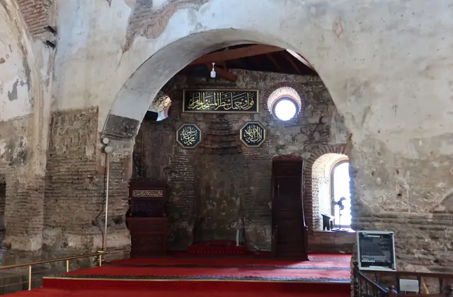Vista interior del mihrab de la Mezquita Santa Sofía en Iznik Turquía