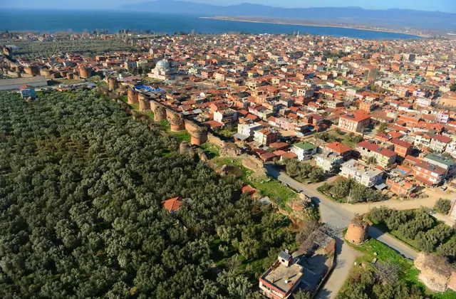 Vista aérea de la ciudad con la Puerta Lefke y las murallas históricas de Iznik en Turquía