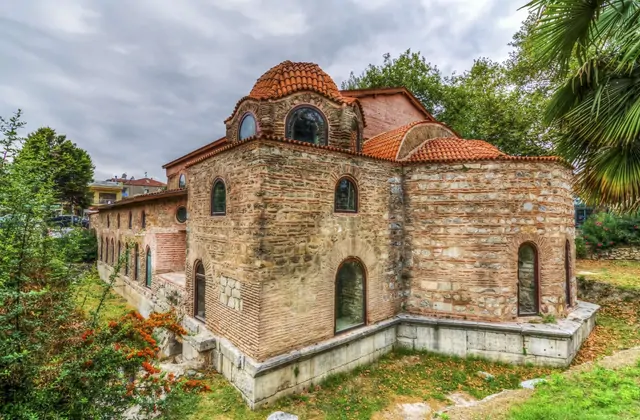 Exterior de arquitectura bizantina de Santa Sofía en Iznik Turquía