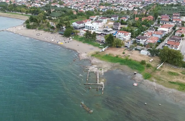 Vista aérea de la orilla del lago Iznik en Turquía