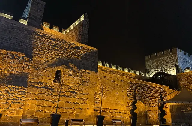 Castello di Kayseri illuminato di notte nel centro della città di Kayseri, Turchia