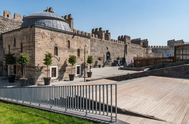 Vista esterna del Castello di Kayseri durante un tour della città di Kayseri, Turchia