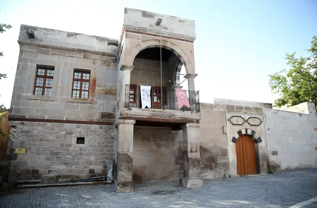 Vista di una storica casa ottomana durante un tour culturale giornaliero a Kayseri