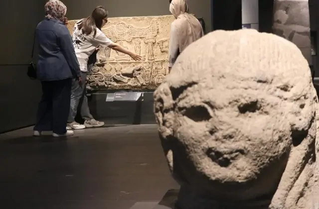 Antico reperto statuario esposto in un museo durante un tour di un giorno a Kayseri