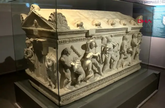Antico sarcofago in un museo durante un tour culturale a Kayseri