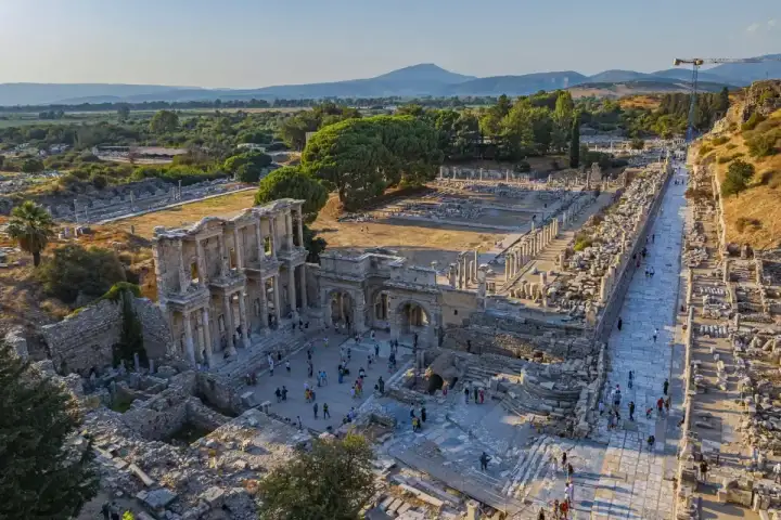 Vista aérea de la Biblioteca de Celso en la antigua ciudad de Éfeso en Turquía