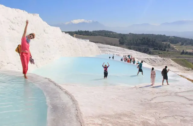 Vista de las terrazas blancas de travertino en Pamukkale Turquía